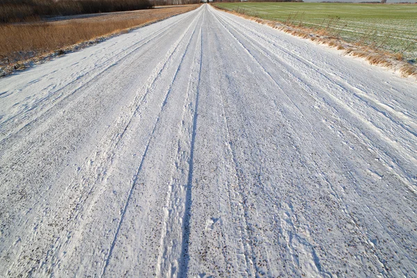 Немного снега на сельской дороге . — стоковое фото