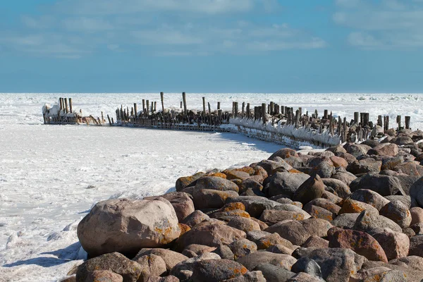 Breakwater in icy Baltic sea. — Stock Photo, Image