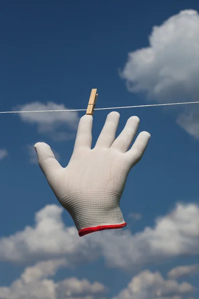 Guanto bianco su clothesline . — Foto Stock