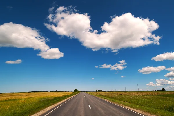 Estrada e nuvens. — Fotografia de Stock