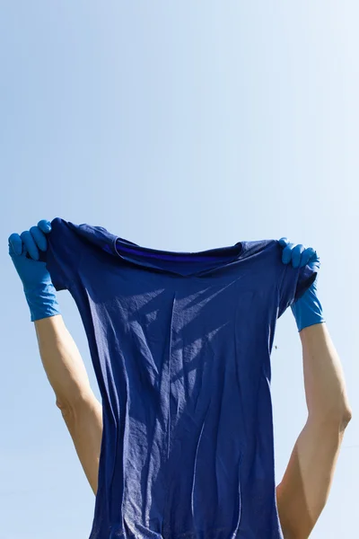 Влажная голубая рубашка . — стоковое фото
