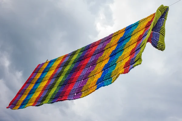 Tricot multicolore sur corde à linge . — Photo