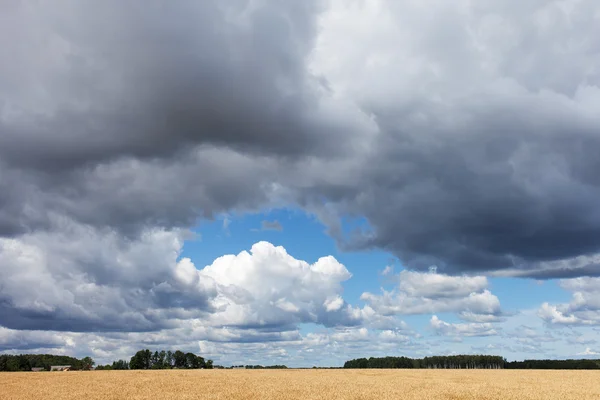 Nubes sobre tierra . —  Fotos de Stock