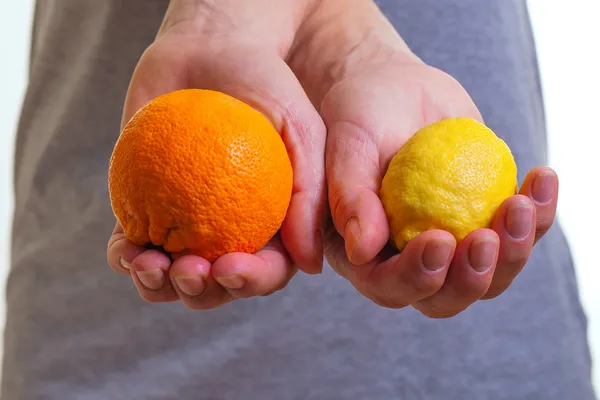 Citrusové plody v rukou. — Stock fotografie