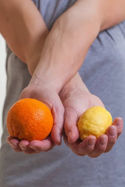 Citrusvruchten in handen. — Stockfoto