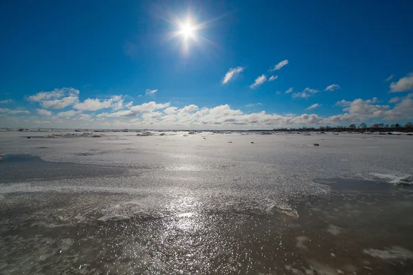 Soleil sur la mer Baltique gelée . — Photo