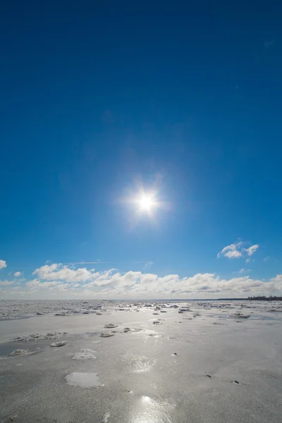 Sol sobre el mar Báltico congelado . — Foto de Stock