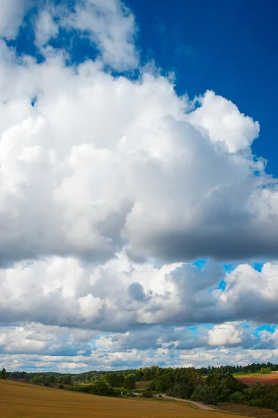 Bewolkt landschap. — Stockfoto