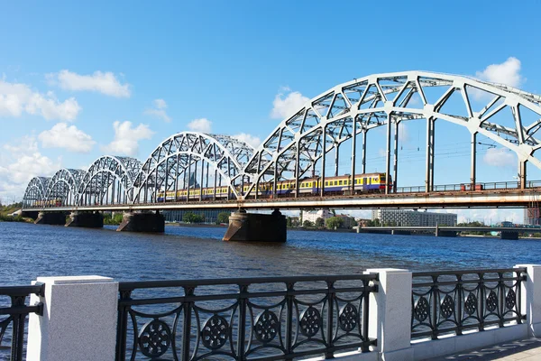 Riga demiryolu Köprüsü, Letonya. — Stok fotoğraf
