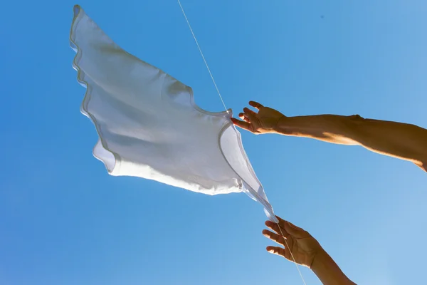 Camicia su clothesline . — Foto Stock