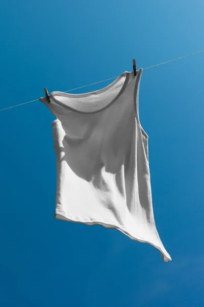 Camisa en tendedero . — Foto de Stock