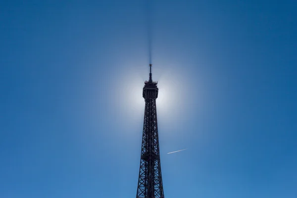 Wieża Eiffla i słońce, Paryż. — Zdjęcie stockowe