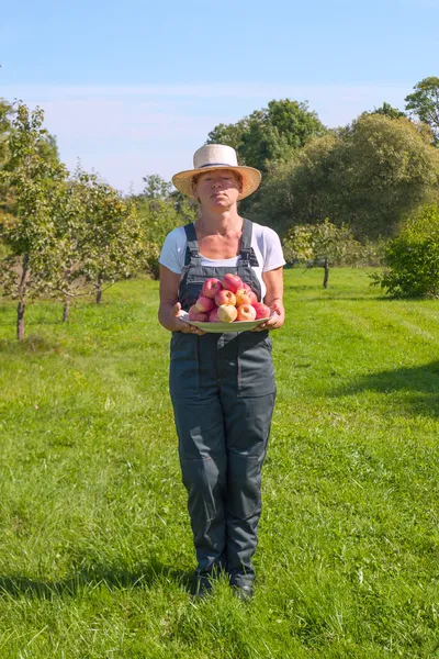 Mujer en el jardín. — Foto de Stock