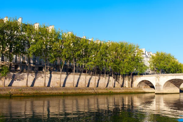 Река Сена на острове Сен-Лоис, Париж . — стоковое фото