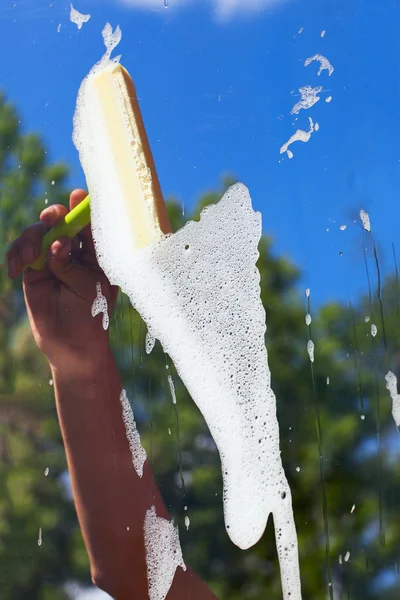 Hand tvätt fönster. — Stockfoto