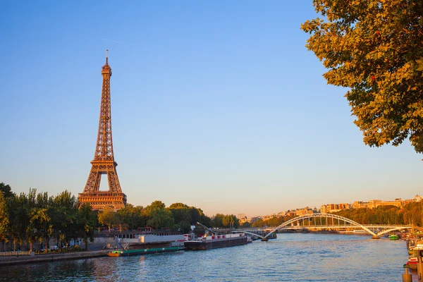 巴黎埃菲尔铁塔. — 图库照片