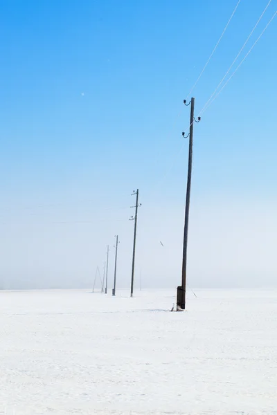 Linea elettrica in inverno . — Foto Stock