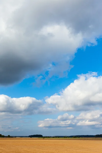 Land en wolken. — Stockfoto