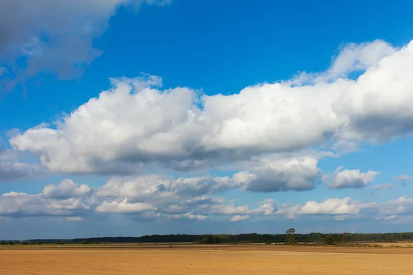 Land und Wolken. — Stockfoto