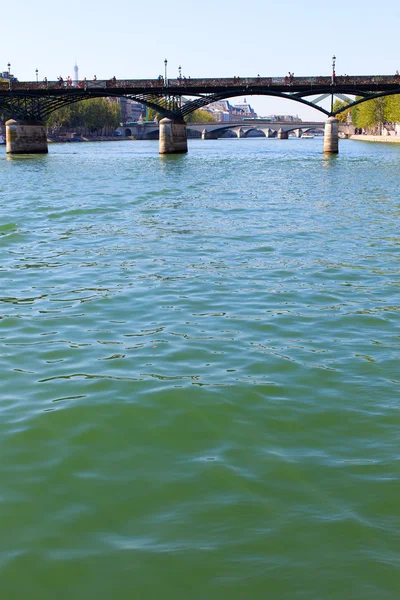 パリ、セーヌ川にかかる橋. — ストック写真