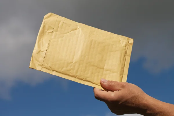 Mão e envelope . — Fotografia de Stock