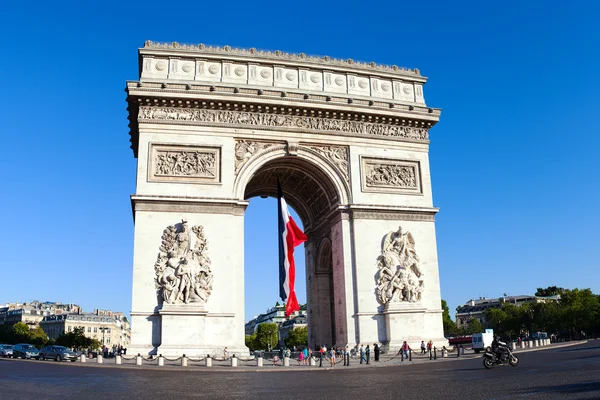 Franse vlag in Parijs triomfboog. — Stockfoto