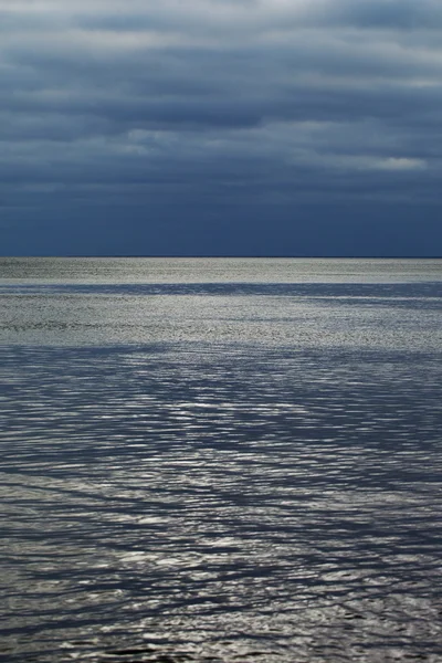 Donkere hemel over Baltische Zee. — Stockfoto