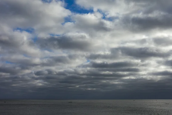 Baltık Denizi üzerinde karanlık gökyüzü. — Stok fotoğraf