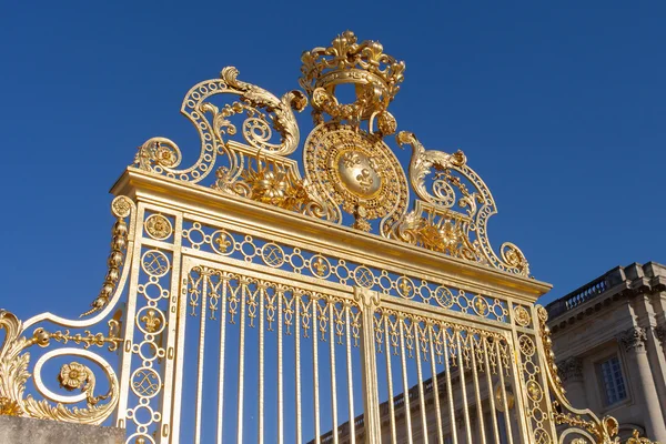 Золоті ворота Версальського палацу. — стокове фото
