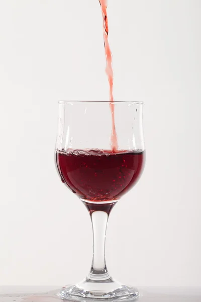 Gieten van wijn. — Stockfoto
