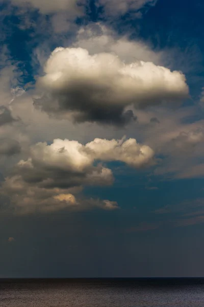 Nuvens brancas . — Fotografia de Stock