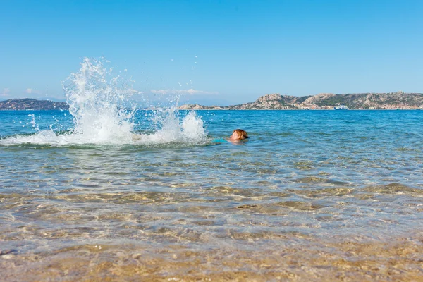 Plavec na pobřeží Sardinie. — Stock fotografie