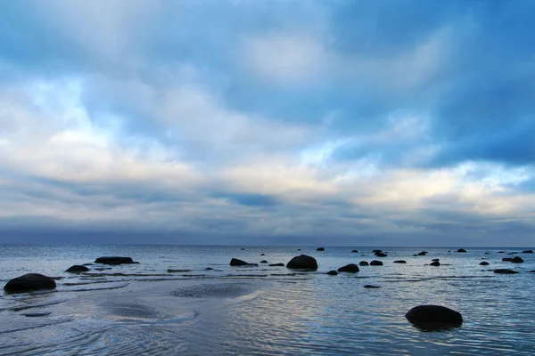 Humeurig dag aan Baltische kust. — Stockfoto