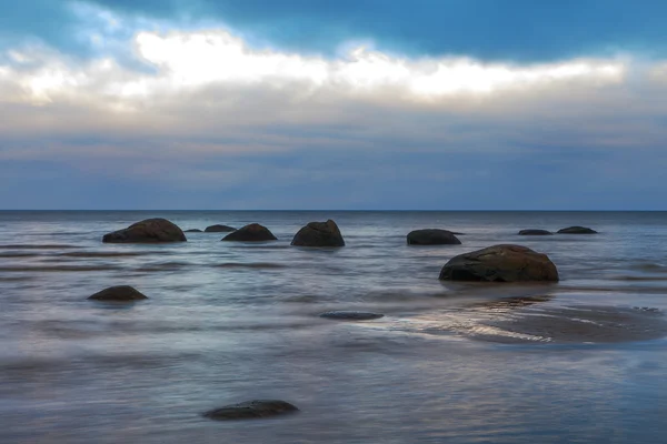 バルト海沿岸で不機嫌そうな日. — ストック写真