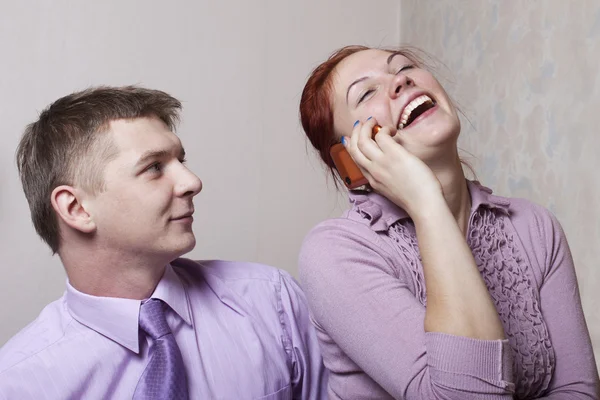 Casal jovem e telefone . — Fotografia de Stock