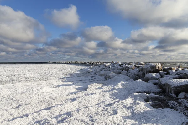 Alter Wellenbrecher im Winter. — Stockfoto