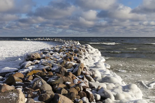 Velho quebra-mar no inverno . — Fotografia de Stock