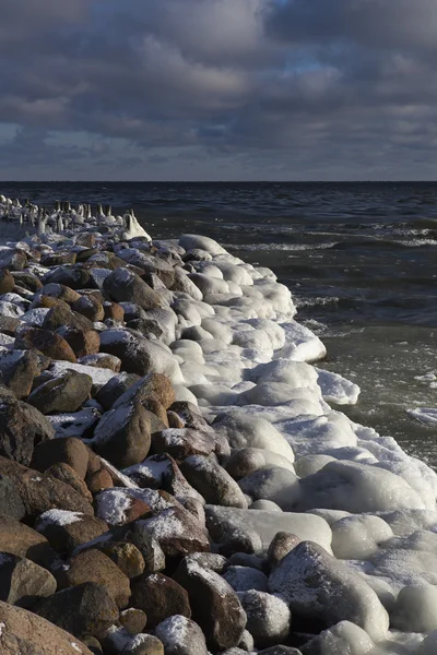 Velho quebra-mar no inverno . — Fotografia de Stock