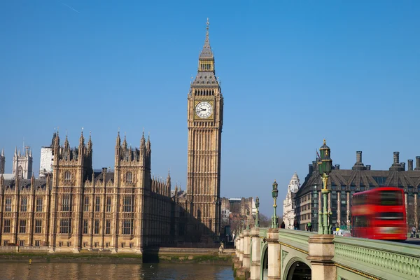 Izby Parlamentu i westminster bridge w Londynie, Wielka kin — Zdjęcie stockowe