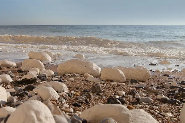 Onde sulle scogliere delle Seven Sisters nell'East Sussex, Inghilterra . — Foto Stock