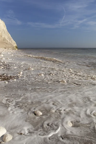 Ondas em sete falésias irmãs em East Sussex, Inglaterra . — Fotografia de Stock