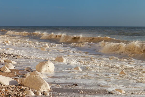 Vlny na sedm sester útesy v east sussex, Anglie. — Stock fotografie