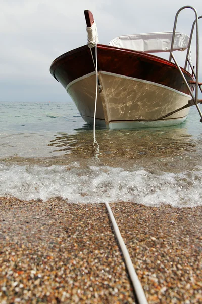 Bateau sur la côte sicilienne . — Photo