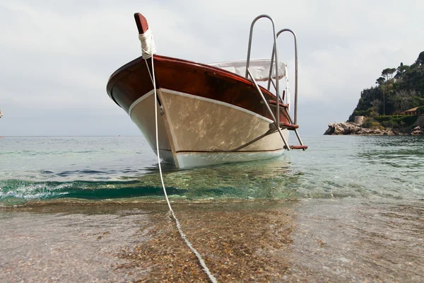 Boat at sicilian coast. — Stock Photo, Image