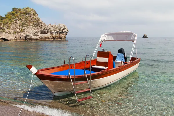 Boat at sicilian coast. — Stock Photo, Image