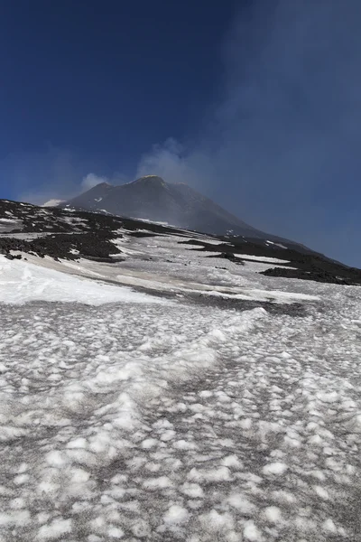 Etna Yanardağı ve siyah kar. — Stok fotoğraf