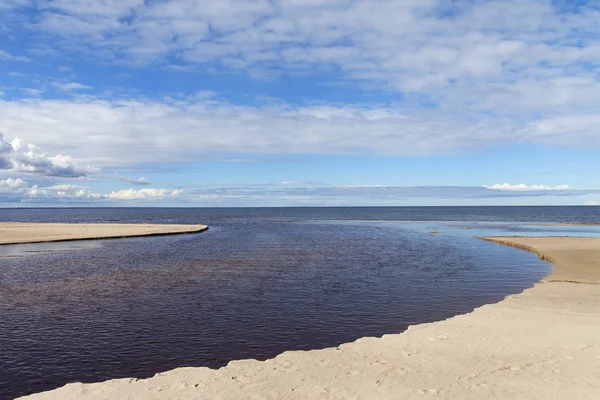 Kleine rivier en Baltische Zee. — Stockfoto