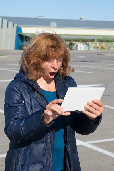 Kvinna och Tablet PC-datorn. — Stockfoto