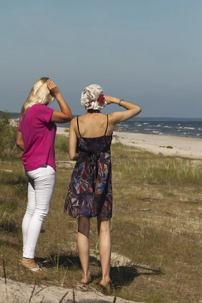 Mujeres en la playa . — Foto de Stock