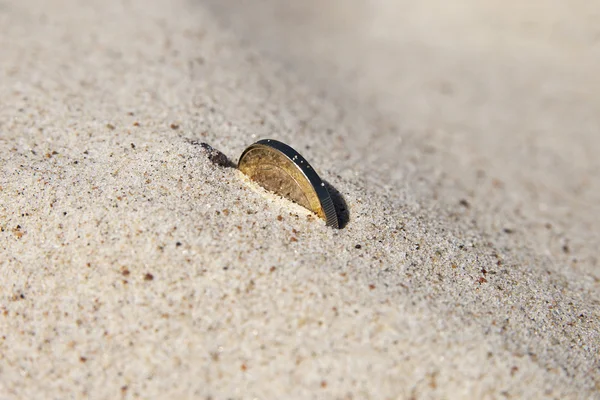 Moeda em areia . — Fotografia de Stock